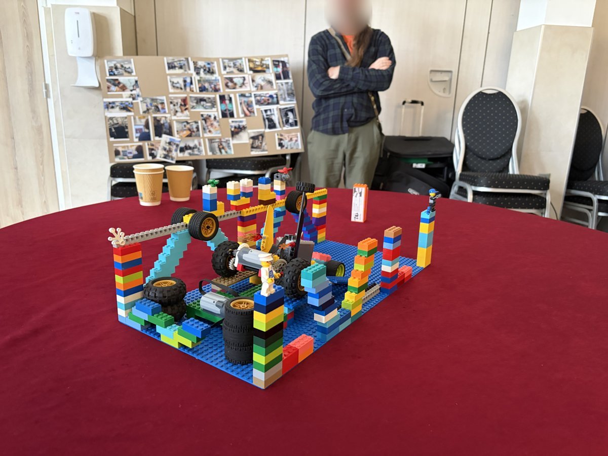 Un véhicule en briques construit par une équipe pendant le défi des voitures